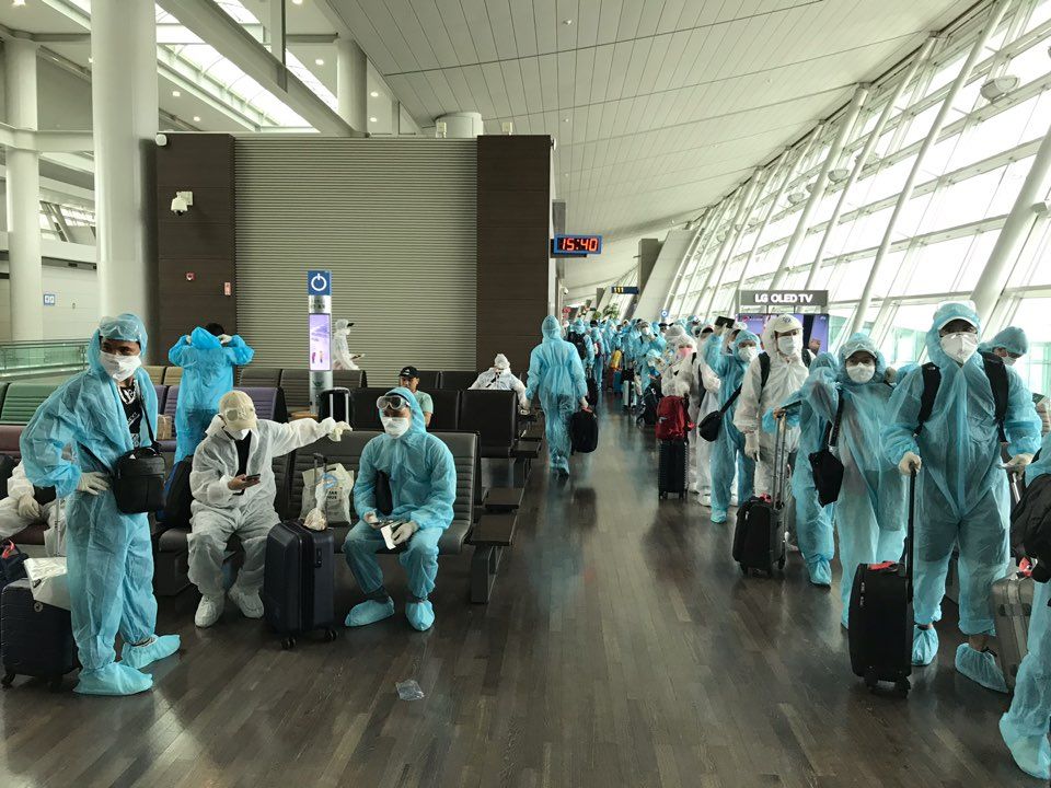Công dân Việt Nam tại Hàn Quốc chờ làm thủ tục lên chuyến bay về nước (Ảnh: Bộ Ngoại giao