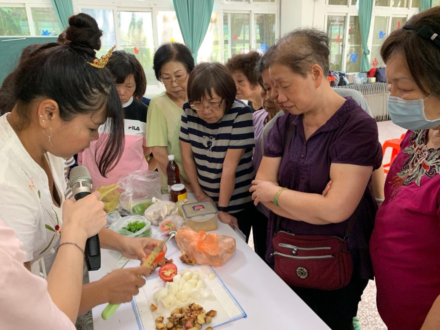 Cư dân mới làm giảng viên văn hóa giới thiệu cách làm món canh chua cay Thái Lan cho người dân, tăng thêm sự hiểu biết về kiến thức văn hóa cho đôi bên (ảnh : 臉書「基隆警馨雲」