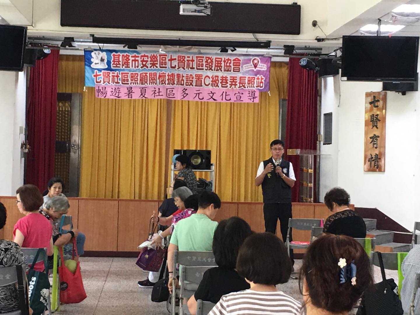 基隆市警局婦幼隊向新住民宣導臺灣法規，盼助新住民融入臺灣生活。（照片來源：臉書「基隆警馨雲」）