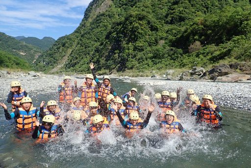 東華大學華語文中心溯溪親水健行之旅水中大合照(翻攝自國立東華大學網站)