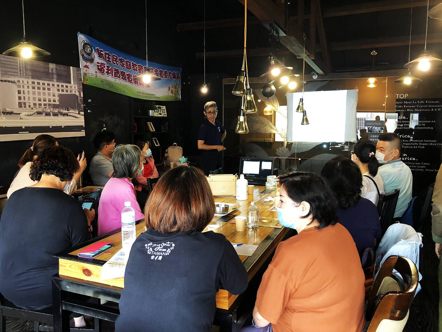 張朝卿醫師分享防疫要領與健康人生相關實用知識，新住民朋友們反應熱烈(移民署高一站提供)