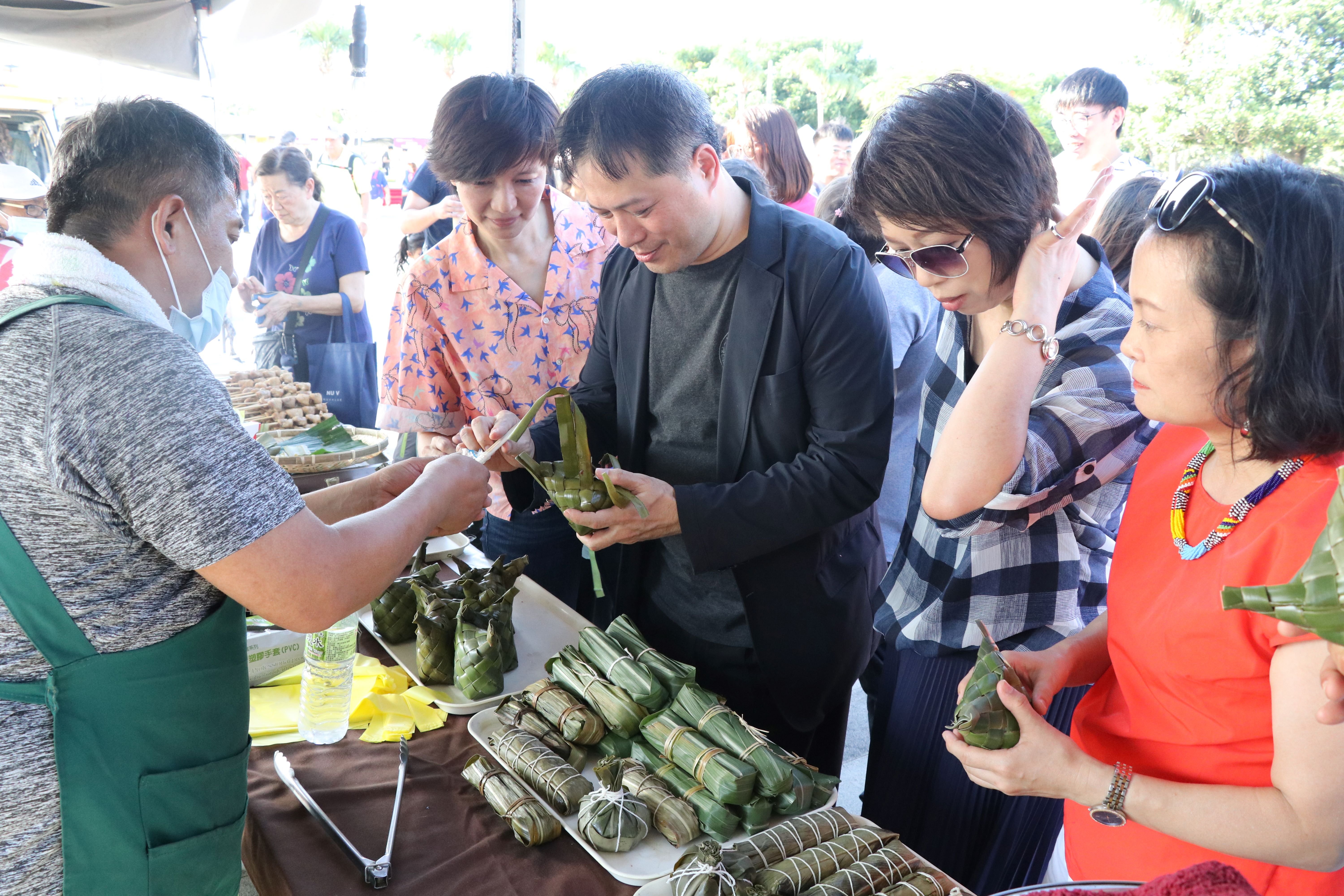 美食攤位聚集來自臺灣不同原住民部落的特色食物。（照片來源：新北市政府）