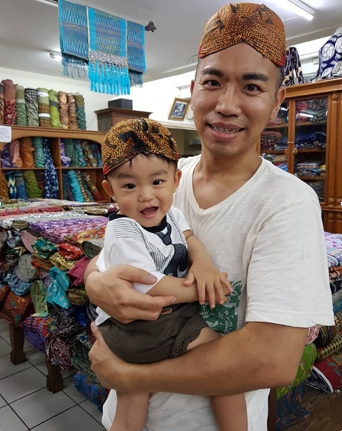 Kenny和爸爸，第一次到印尼體驗（batik）蠟染服。