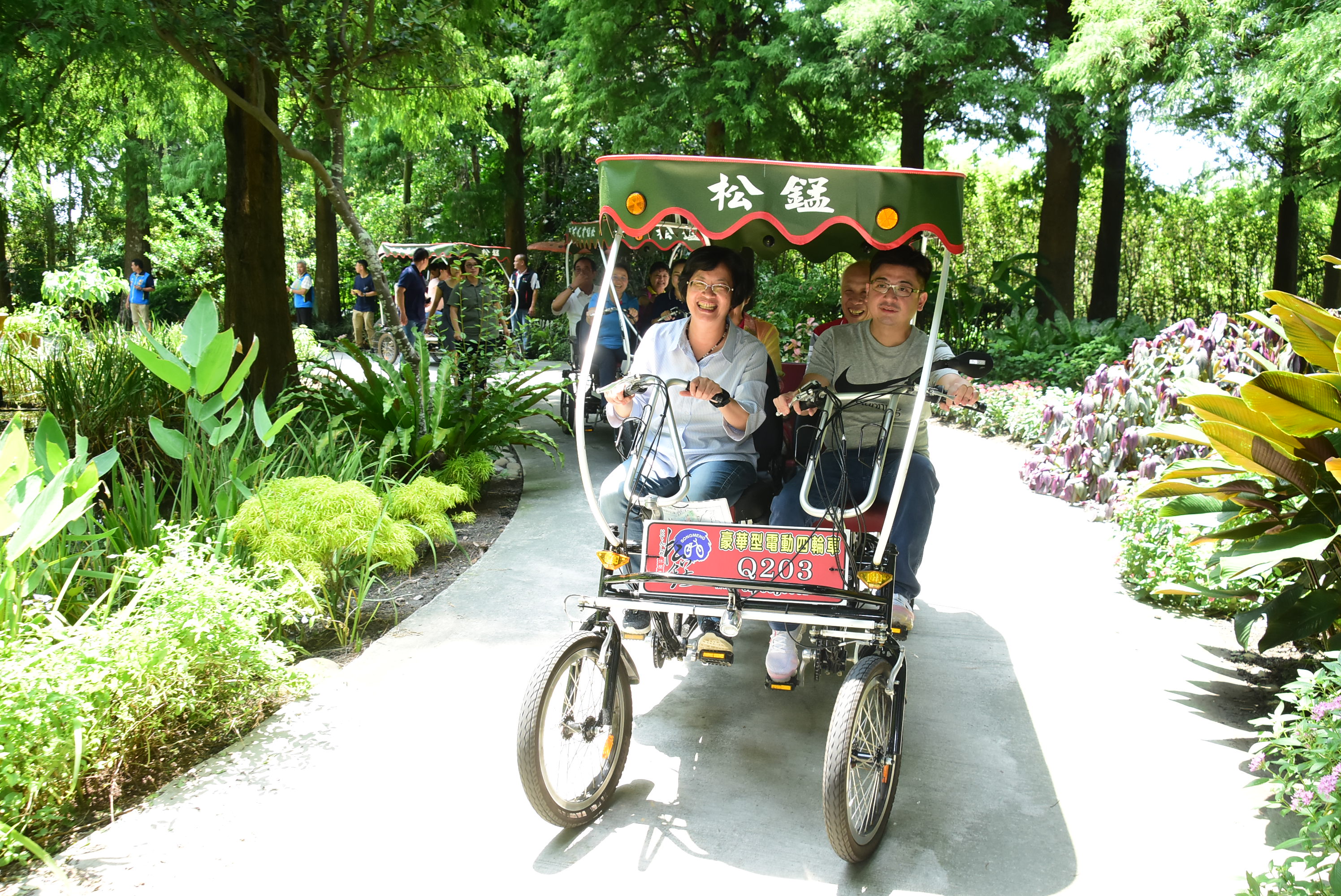 彰化縣長與議長騎協力車暢遊田尾公路花園。(圖片來源：彰化縣政府)