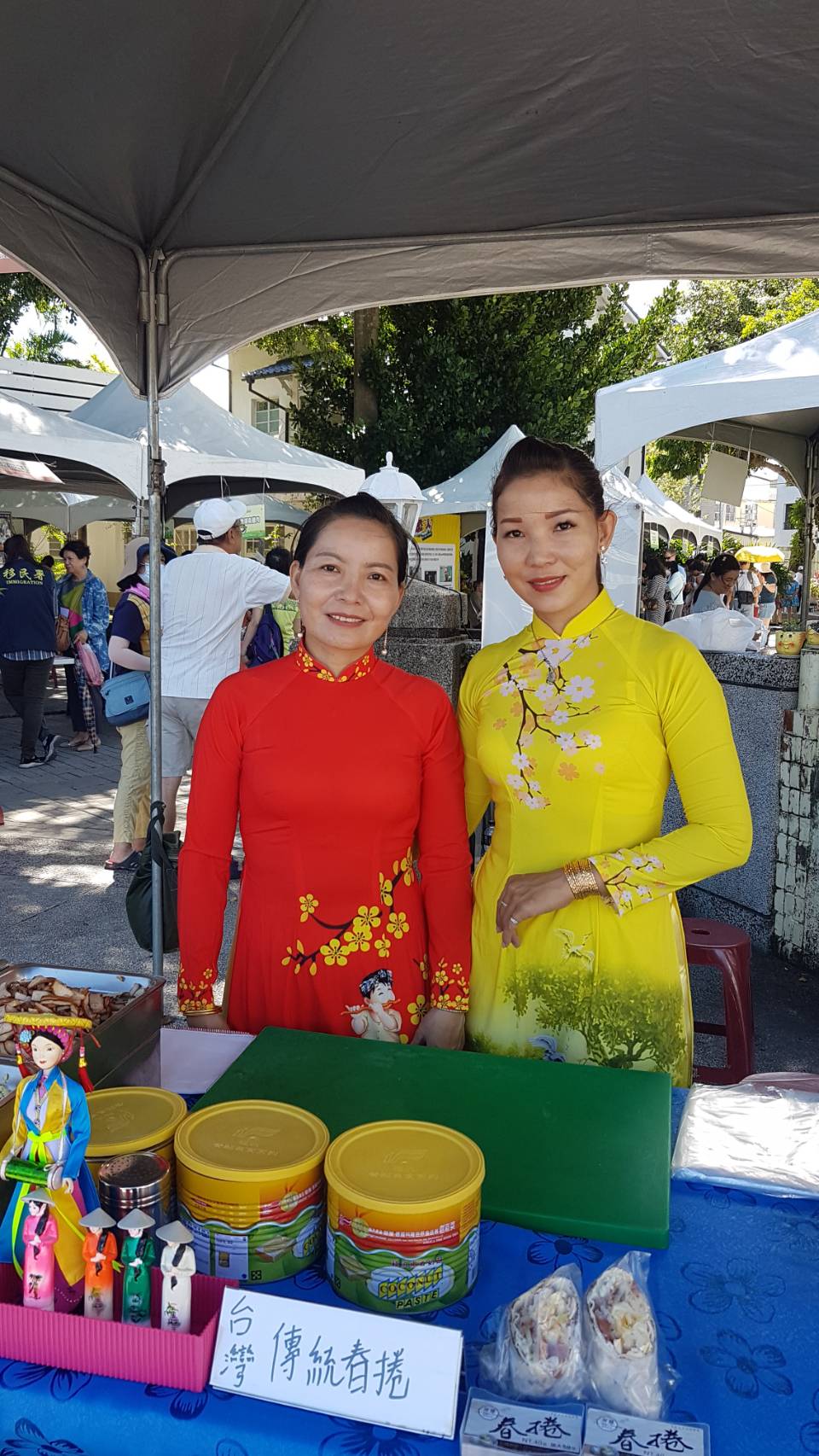 阮碧賢(左)與阮氏商(右)姊妹在屏東新住民市集擺攤賣傳統臺灣春捲