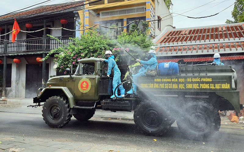 Lực lượng quân đội phun hóa chất khử trùng tại phố cổ Hội An (ảnh: internet