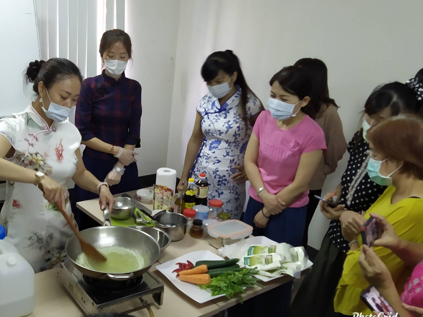 ผู้ตั้งถิ่นฐานใหม่ชาวจีนกำลังทำก๋วยเตี๋ยวเส้นใสเสฉวน (ภาพจาก สถานีบริการที่ 1 นครไถหนาน)