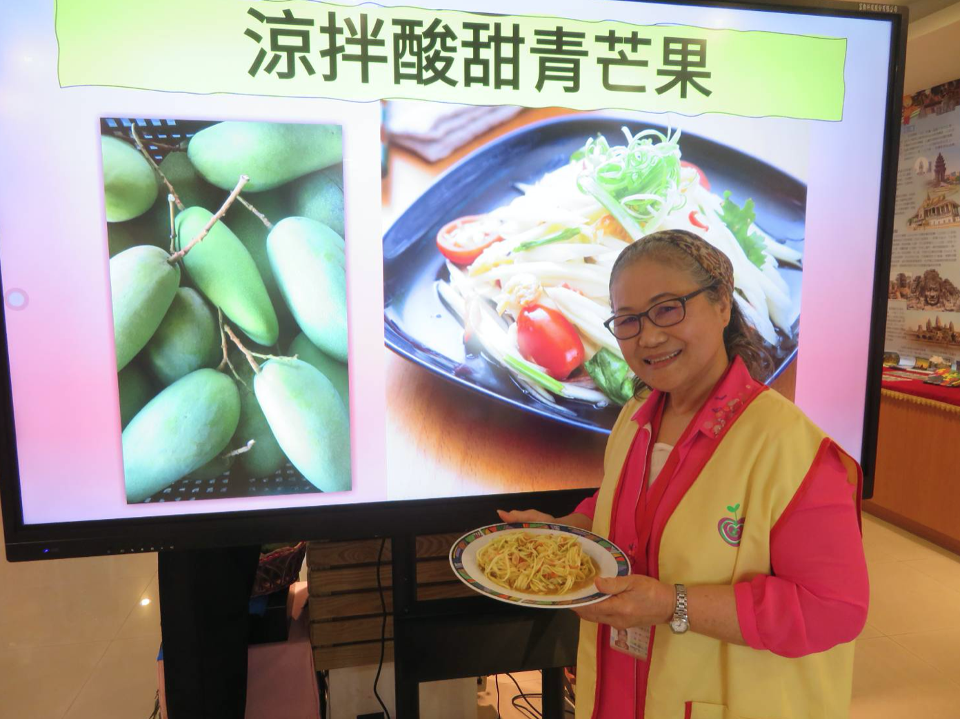 文山分區國際文教中心位於大豐國小，資深志工介紹涼拌青芒果，是柬埔寨民間美食。（照片來源：新北市教育局）