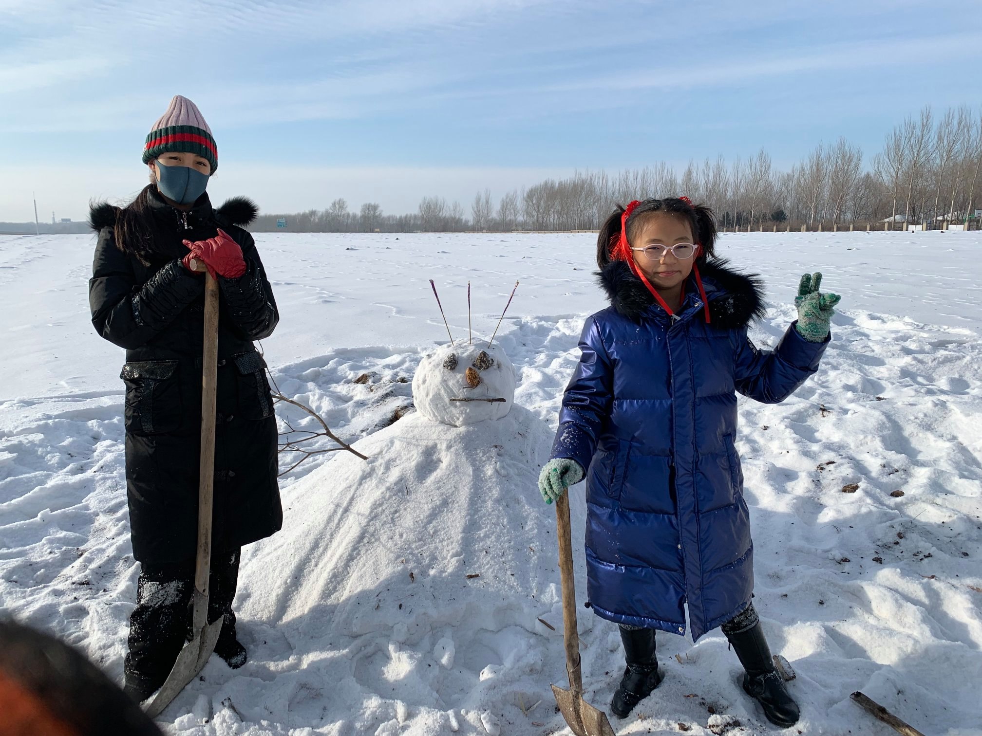 新二代晨鈞的家人在哈爾濱堆雪人(翻攝自海外培力臉書)