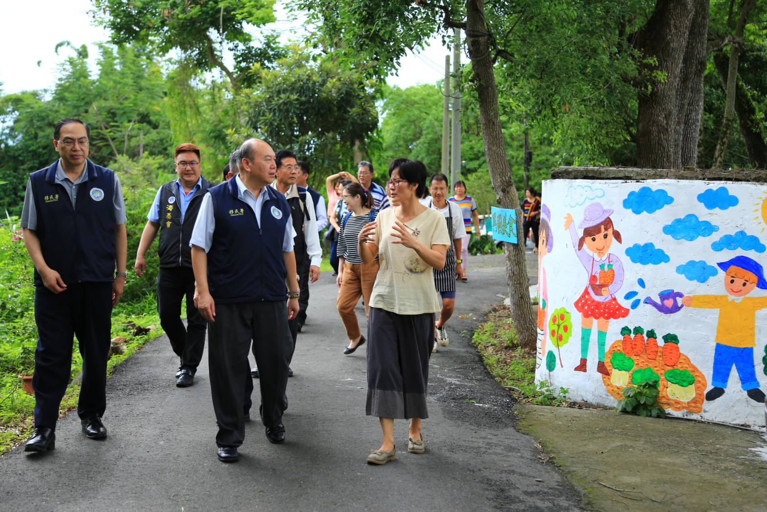 中國籍新住民馬敏向林興春主任秘書導覽介紹西羅亞生態農場。（照片來源：移民署）