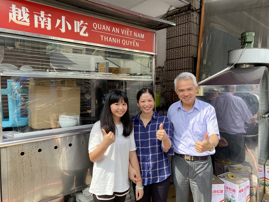 移民署新竹市服務站藍紹譽主任(右)拜訪越南新住民武玉雨(中)及其子女謝芯妤(翻攝自內政部網站)