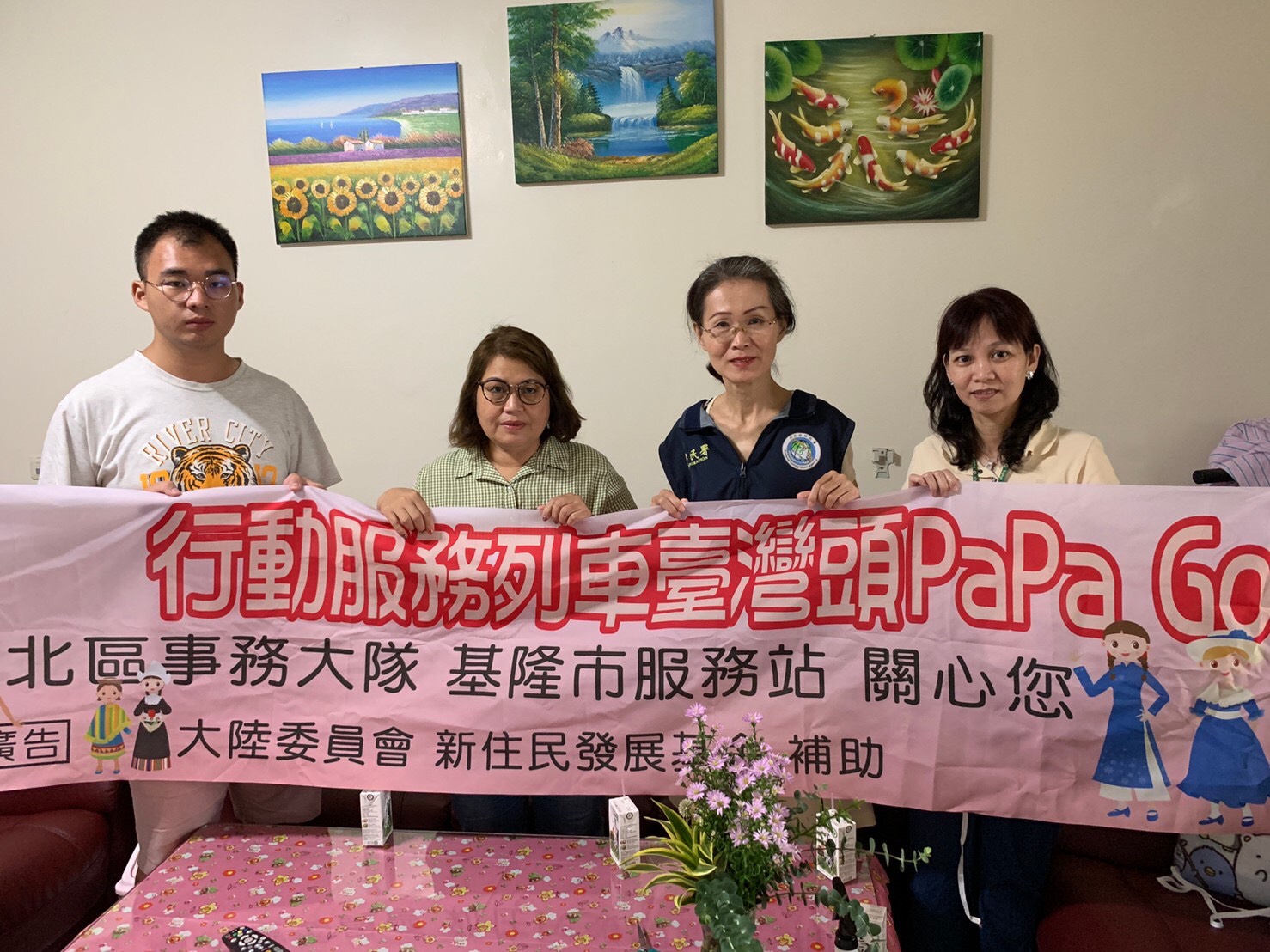 移民署基隆市服務站行動服務列車前往金山拜訪統測榜首印尼新住民二代。（照片來源：移民署基隆市服務站）