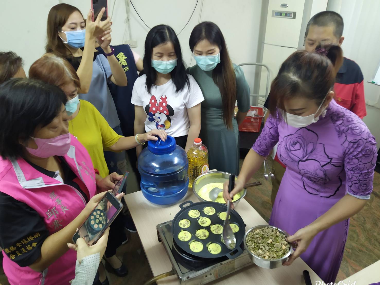 越南籍名嬌鶯老師教授越南煎餅與其他國家新住民交流。（照片來源：移民署臺南市第一服務站）