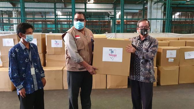 Kepala kantor perwakilan Taiwan di Indonesia (TETO) John Chen mewakili pemerintah dan masyarakat Taiwan pada 14 Mei 2020, menyerahkan secara langsung 300.000 masker medis ke Indonesia. (Dok TETO)