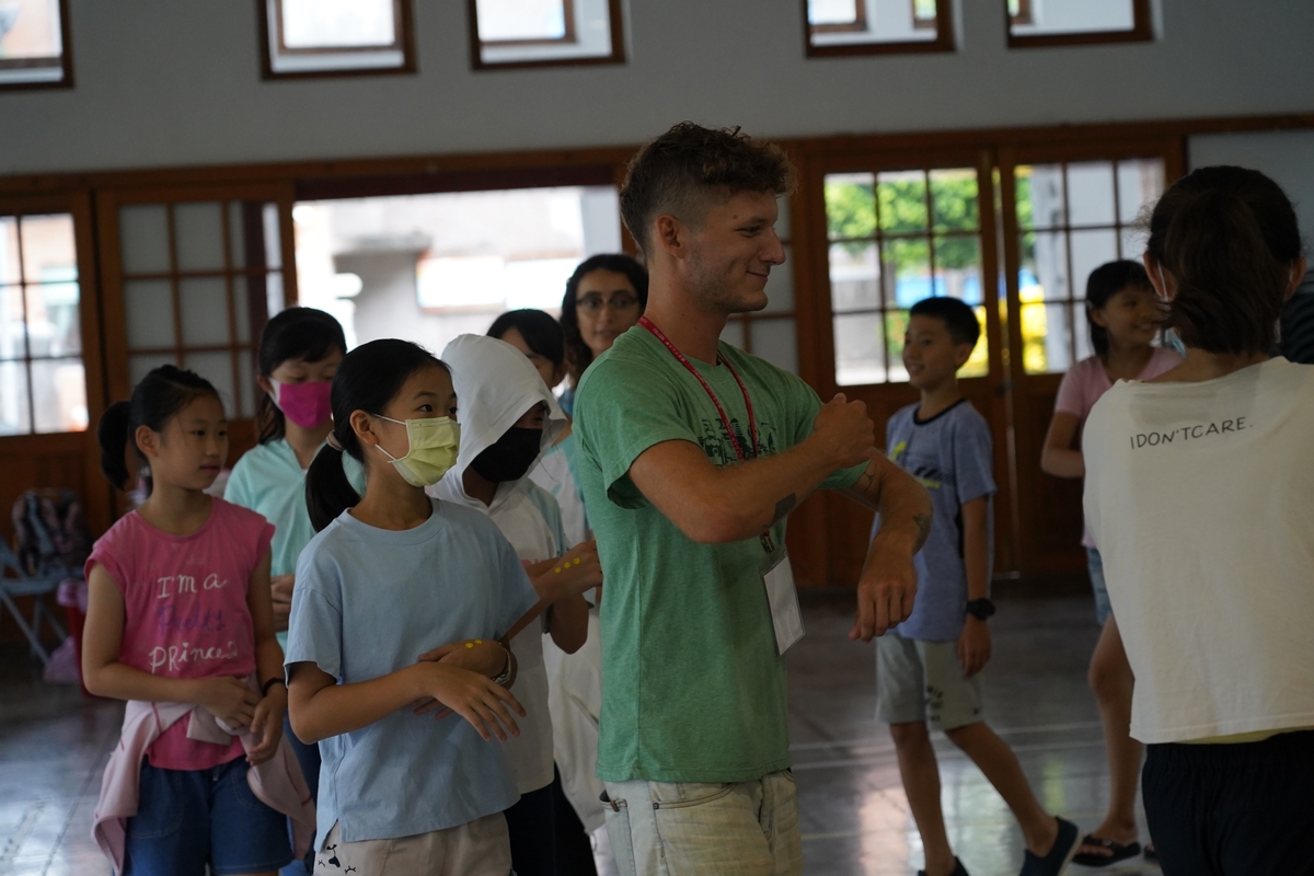 旗山國小的學童與中山大學國際生相互交流(翻攝自國立中山大學網站)