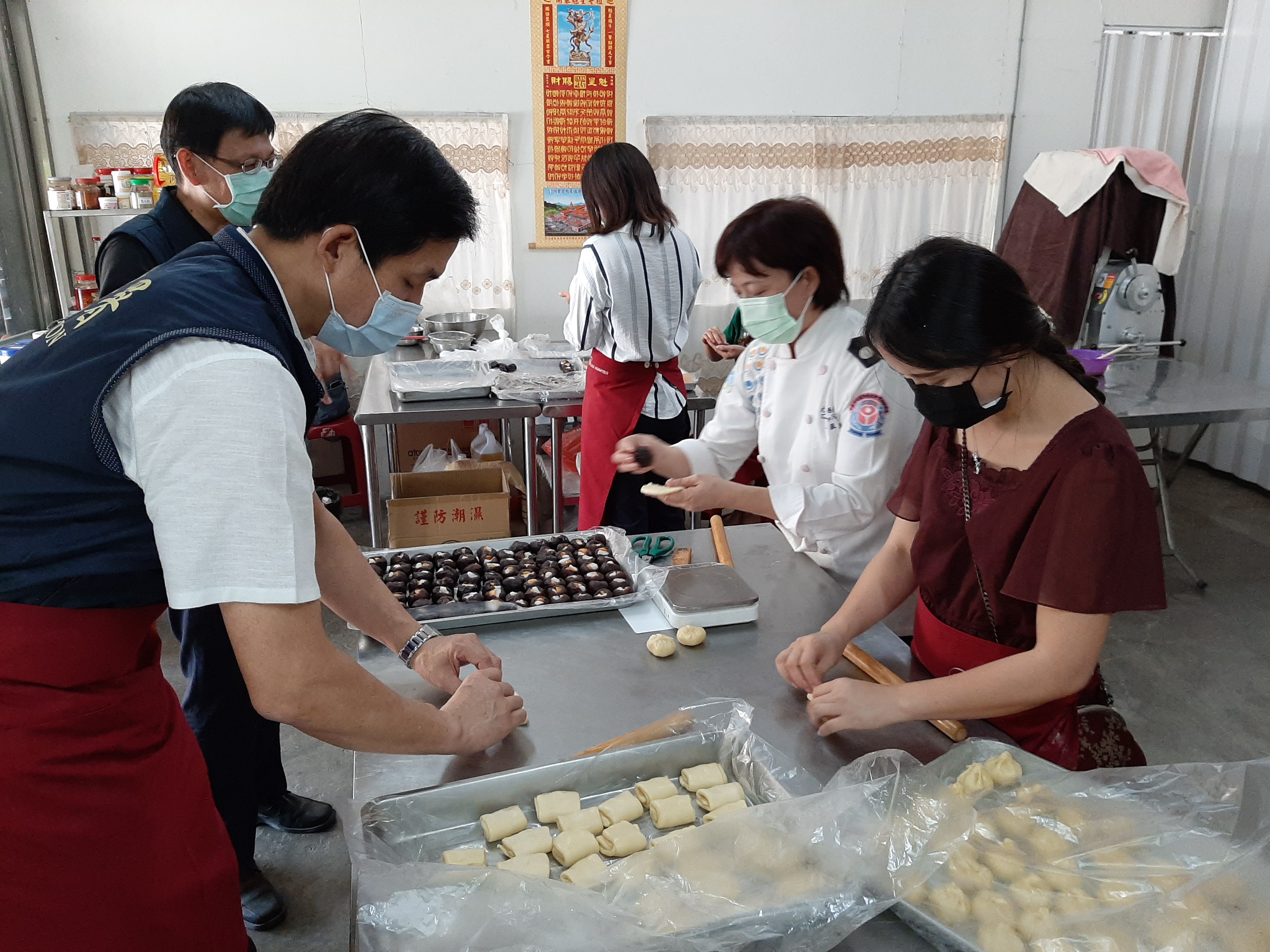 本次製作出300顆料好實在的蛋黃酥嘉惠弱勢學童及新住民家庭，每一口都嚐得到滿滿的愛與關懷(移民署臺南市第二服務站提供)