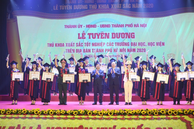 Năm 2020, thành phố Hà Nội tuyên dương 88 thủ khoa xuất sắc tốt nghiệp các trường đại học, học viện trên địa bàn thành phố.