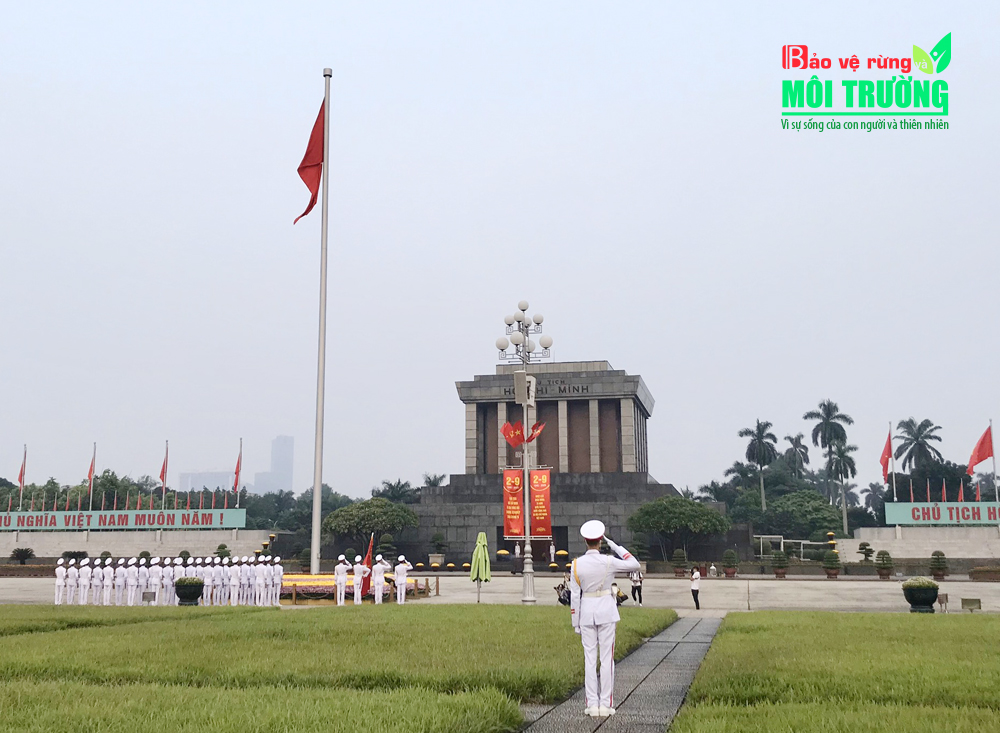 Lá cờ đỏ sao vàng tung bay trên Quảng trường Ba Đình lịch sử nhắc nhở mỗi chúng ta nhớ về thế hệ cha anh, những người đã ngã xuống để Tổ quốc có được nền độc lập, hòa bình hôm nay (ảnh: bảo vệ môi trường