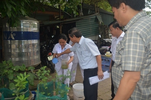 Ra quân vệ sinh môi trường, tìm và diệt bọ gậy của các ban ngành, đoàn thể, cộng tác viên y tế. (Ảnh: Sở Y tế Hà Nội)