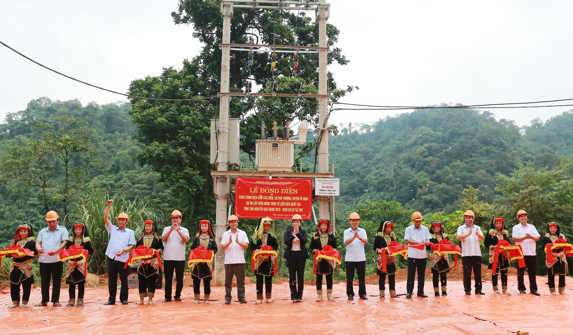 Các đại biểu cắt băng khánh thành Công trình điện xóm Cao Biền, xã Phú Thượng, huyện Võ Nhai