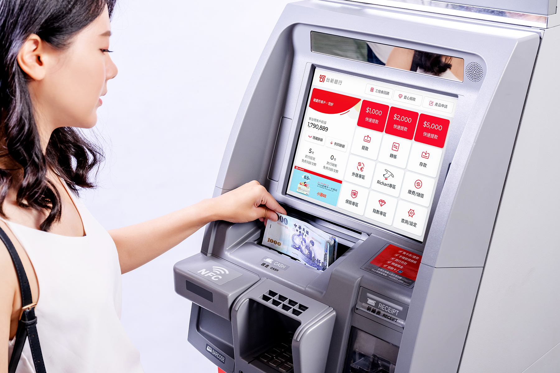 Ngân hàng TSBank cải tiến toàn diện các trạm ATM, người dân nếu sử dụng ATM sẽ được phục vụ bởi 5 tính năng chuyên dụng : thăm hỏi、kiểm tra số dư tài khoản bằng một cái nhấn nút、thông tin về quyền lợi các nhân、dịch vụ đa ngôn ngữ và cài đặt tự động hóa các chức năng thông dụng (ảnh: 翻攝自台新銀行網站