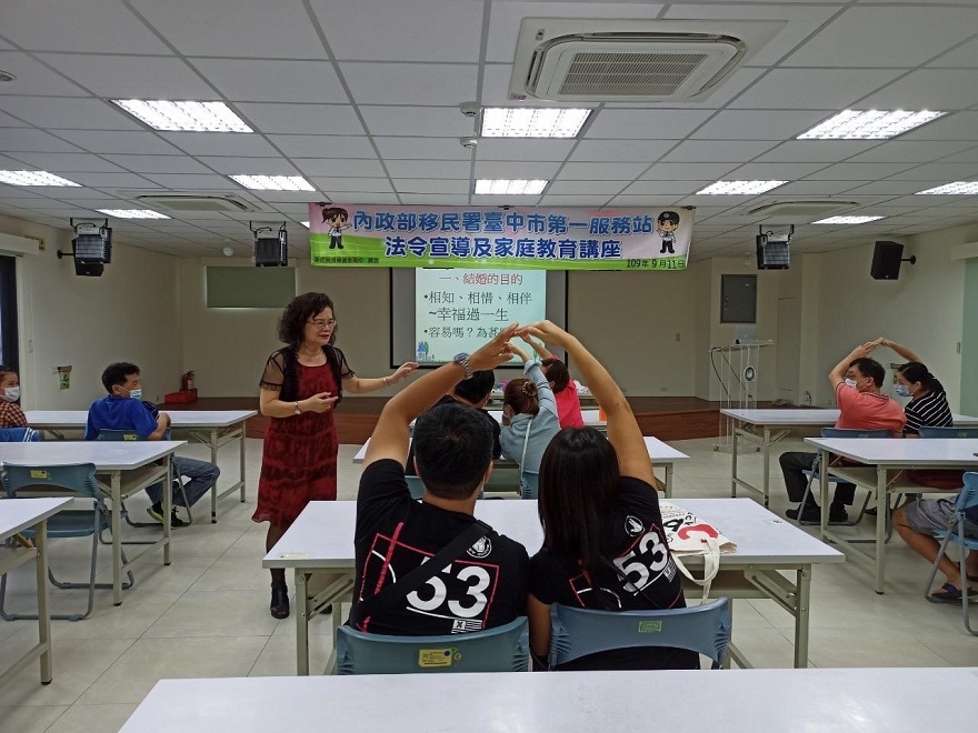 課程透過互動活動，讓新住民夫妻可以瞭解到傾聽與雙向溝通的重要性(移民署臺中市第一服務站提供)