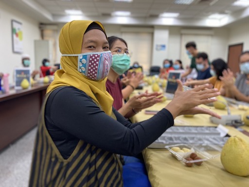 高醫大外籍學生體驗鳳梨月餅DIY。(圖片來源：高雄醫學大學)