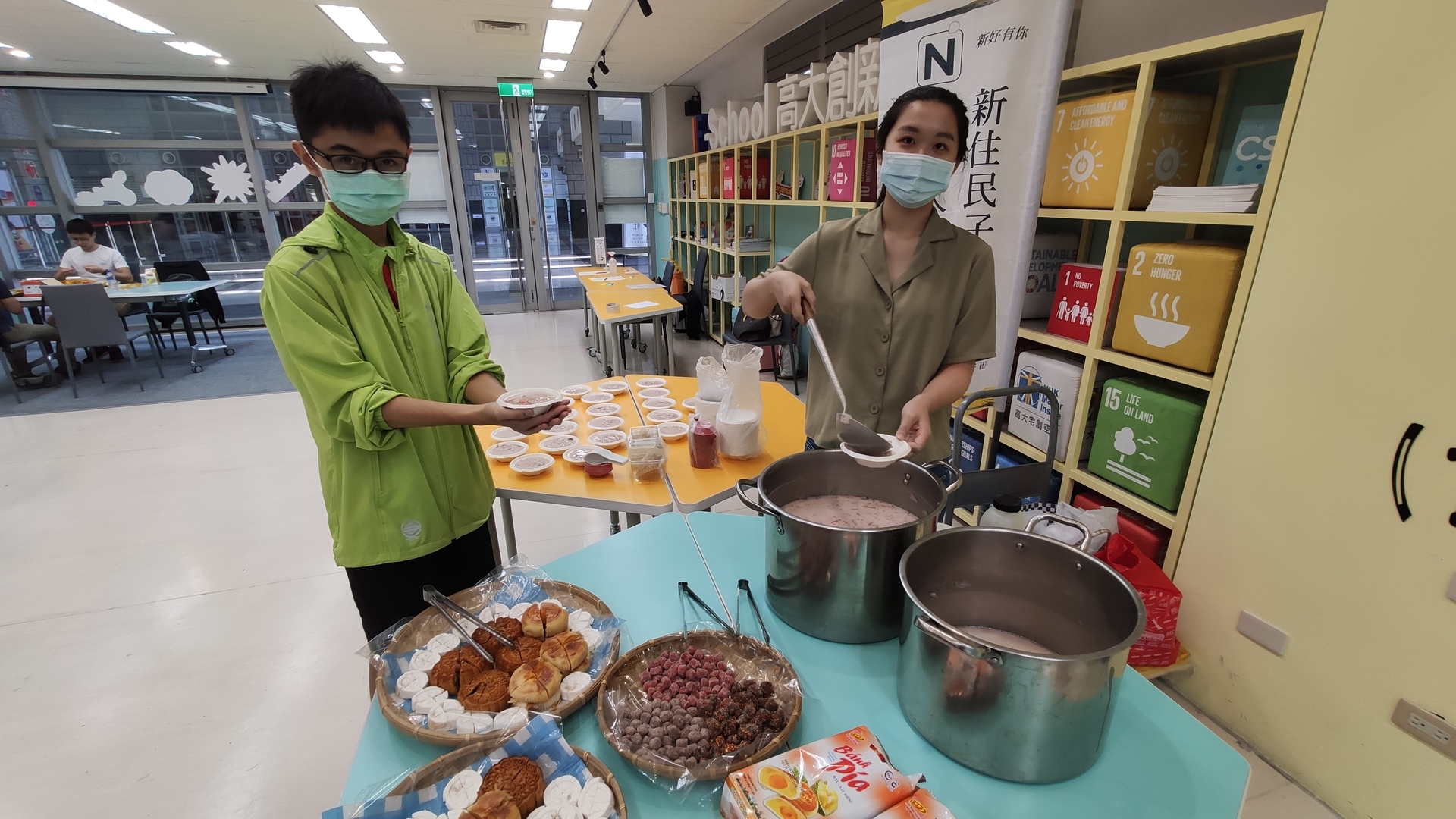 高雄大學「新住民子女社」的新二代為活動準備越式月餅和湯圓(翻攝自高雄大學網站)