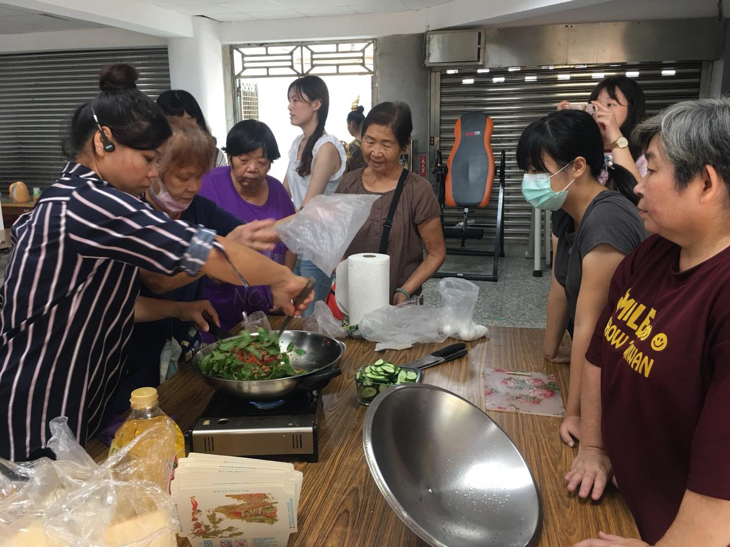 新住民示範泰式打拋豬給大家品嚐，分享家鄉飲食文化。（照片來源：基隆市警察局）