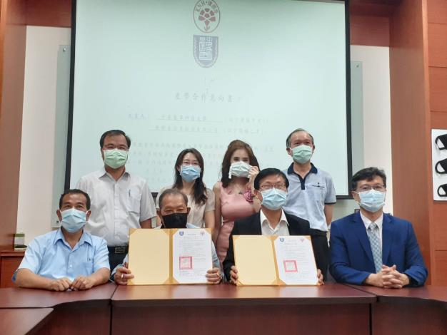 Pabrik masker Kang Naxiang Company dan universitas kedokteran Chunghwa telah bekerja sama dalam kerja sama industri-universitas, dan 38 mahasiswa Vietnam internasional akan bergabung dalam jajaran produksi masker. (Sumber foto: Pemerintah Kota Tainan)