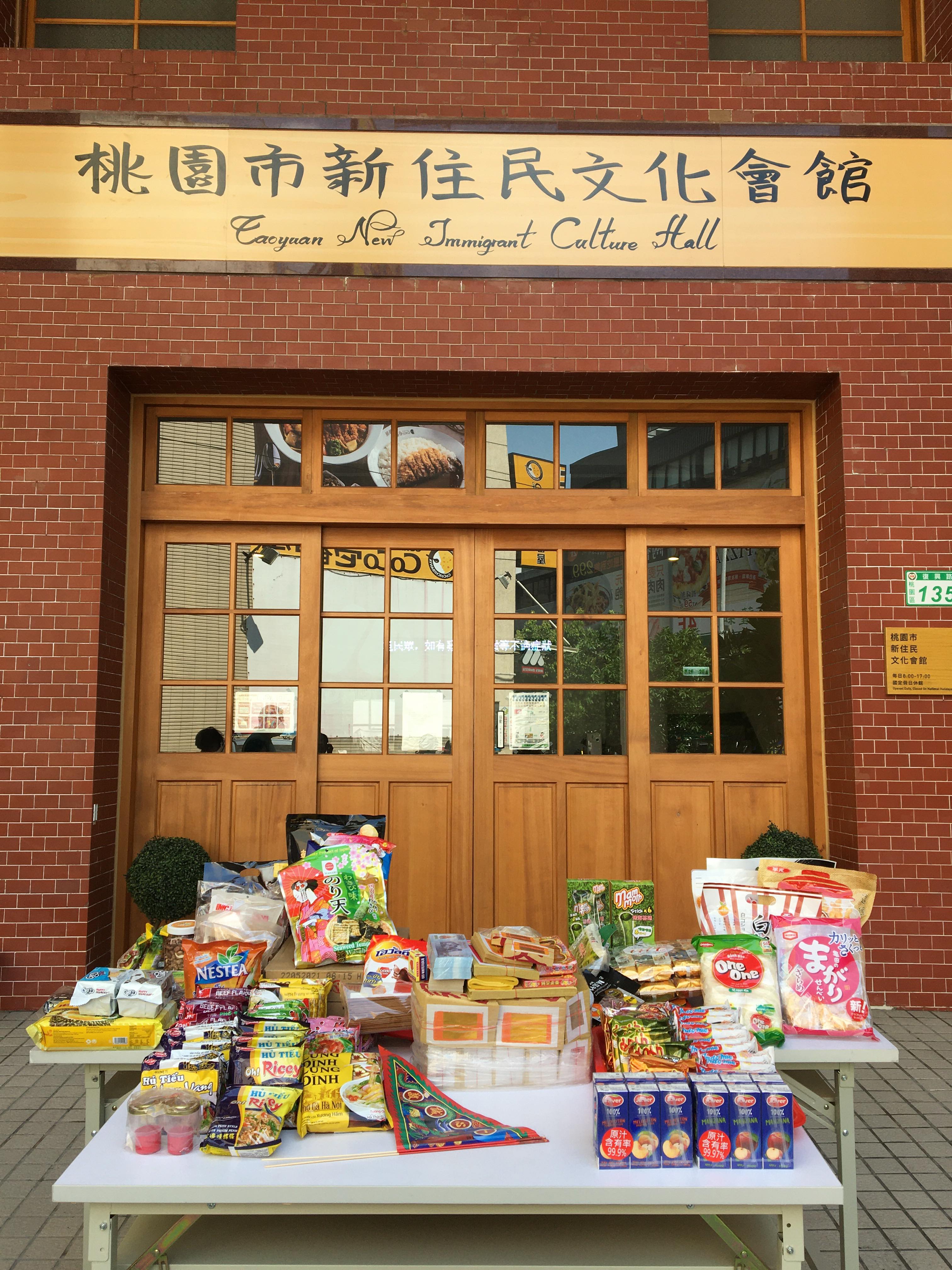 來自異國的美食供品。(圖片來源：桃園市新住民文化會館)