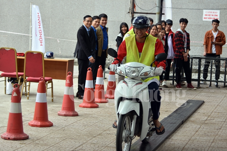 Hướng dẫn kỹ năng lái xe an toàn (ảnh :Báo công thương