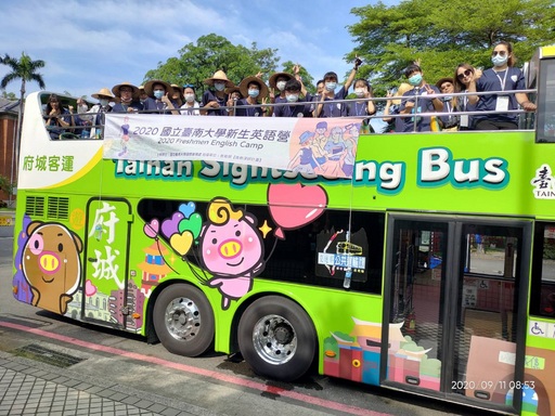 搭乘雙層巴士暢遊臺南市區。(圖片來源：國立臺南大學)