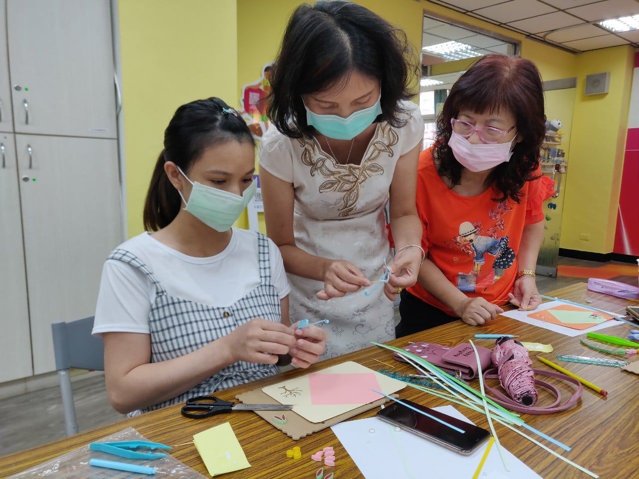 新住民講師帶領創作衍紙藝術。(圖片來源：新北市三重新住民家庭服務中心)