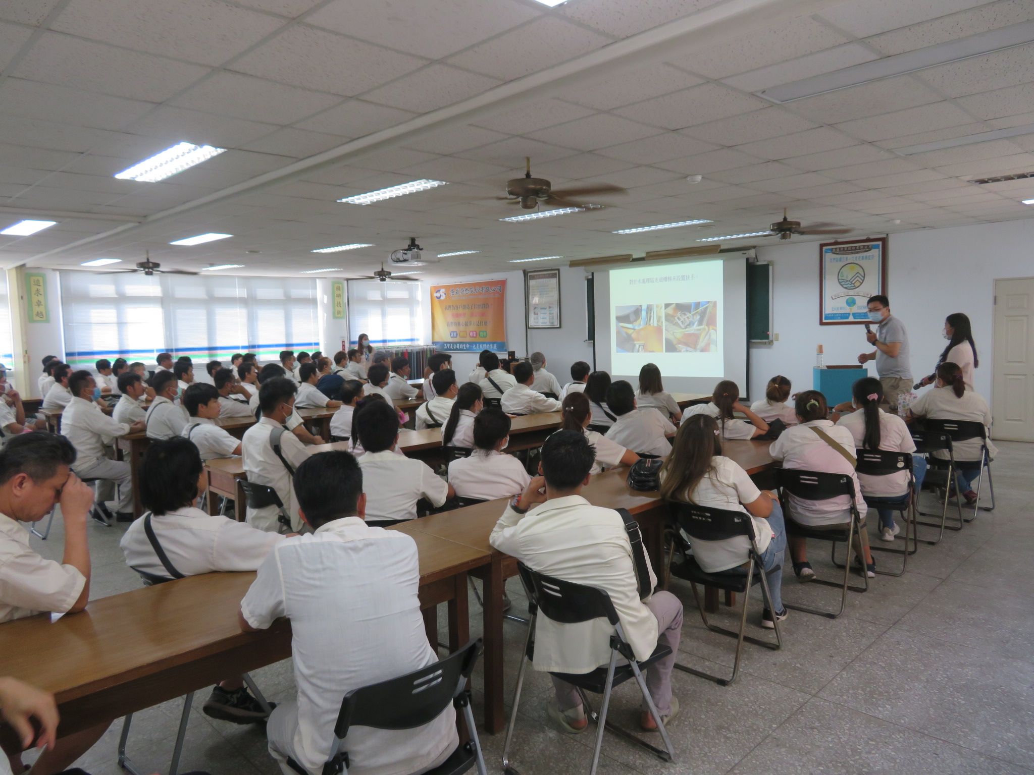 เพื่อให้แรงงานข้ามชาติทำงานได้อย่างปลอดภัยและสบายใจในไต้หวัน กองตรวจสอบแรงงานนครเถาหยวนได้จัดการประชาสัมพันธ์ความปลอดภัยในการทำงานและการส่งเสริมสุขภาพแก่แรงงานข้ามชาติด้วยภาษาแม่ (ภาพจาก กองตรวจสอบแรงงานนครเถาหยวน)