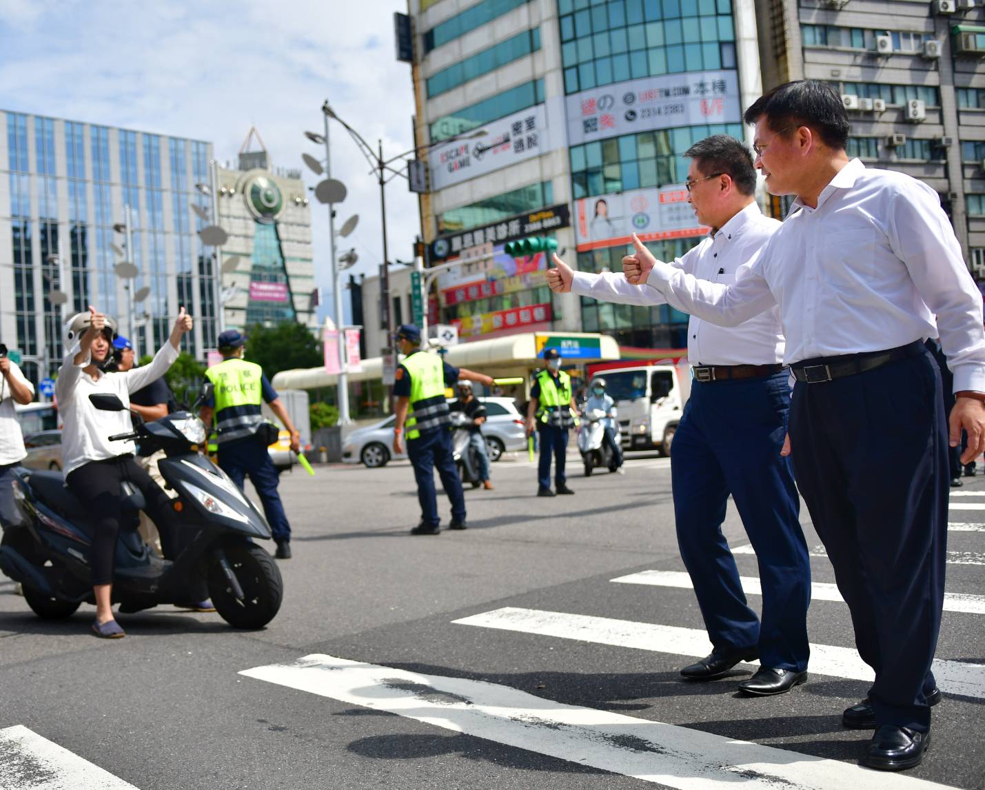 內政部長徐國勇與交通部長林佳龍共同參與執法情境模擬，呼籲用路人共同維護交通安全。（照片來源：內政部）