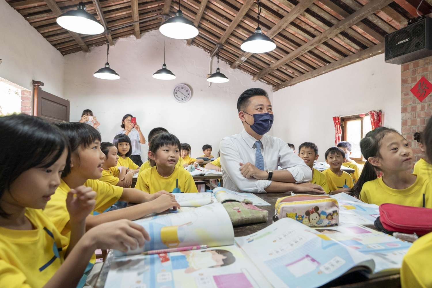 新竹市長林智堅親自到三合院教室，與陽光國小的孩子上一堂臺語鄉土課。（照片來源：新竹市政府）