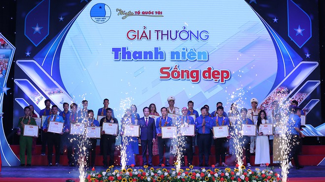 Ủy viên dự khuyết TƯ Đảng, Bí thư thứ nhất T.Ư Đoàn Lê Quốc Phong và Phó bí thư Đảng ủy Khối cơ quan T.Ư Lại Xuân Lâm trao giải thưởng cho các gương Thanh niên sống đẹp ẢNH NGỌC THẮNG