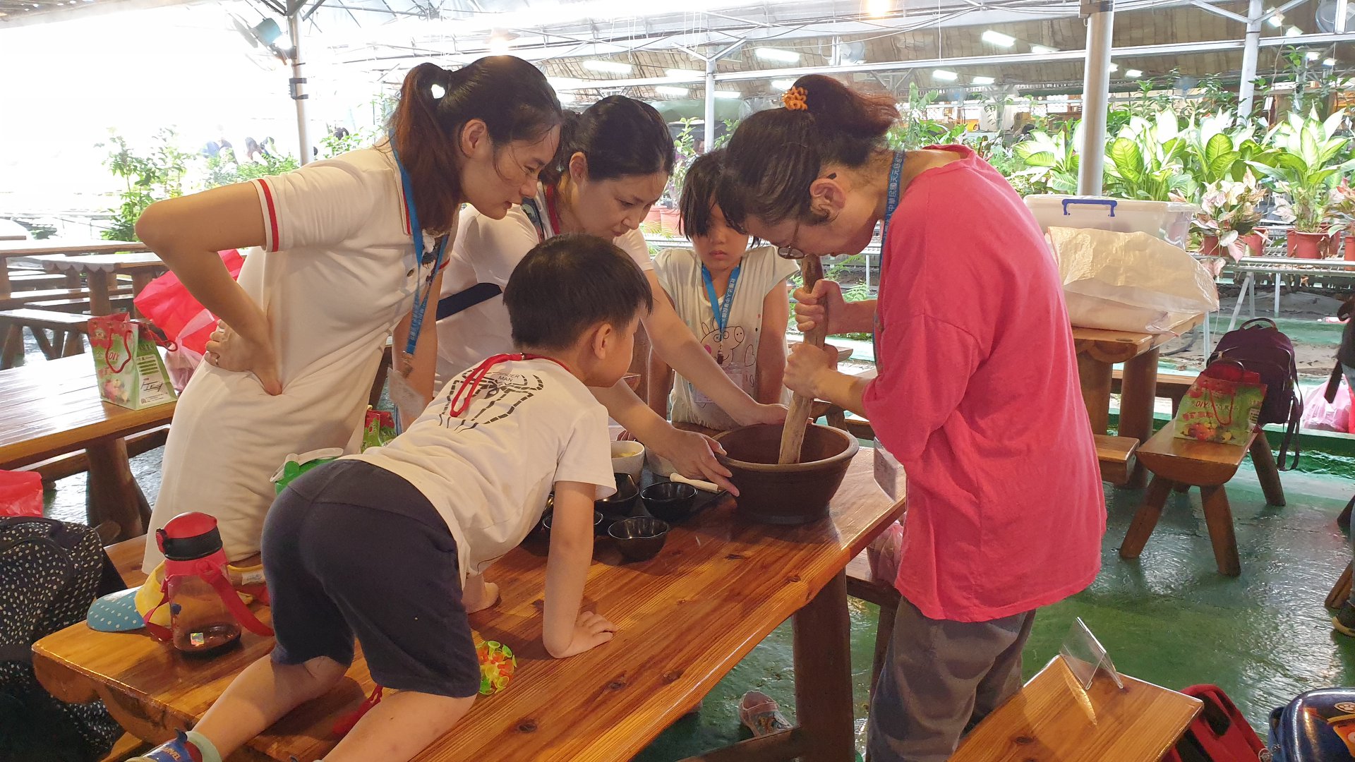 ผู้ตั้งถิ่นฐานใหม่สัมผัสการตำโมจิและการชงชา (ภาพจาก ศูนย์บริการครอบครัวผู้ตั้งถิ่นฐานใหม่เขตปั่นเฉี๋ยว)