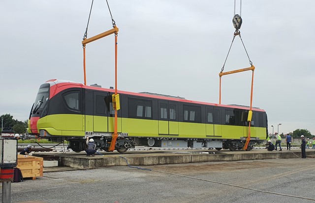 Đoàn tàu metro đầu tiên của dự án đường sắt đô thị số 3, đoạn Nhổn-Ga Hà Nội