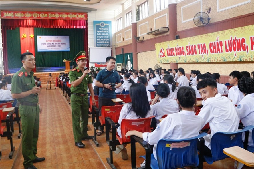 Các em học sinh Trường Đại học Hà Tĩnh được tuyên truyền phòng chống ma túy học đường. Ảnh: Ngàn Cường.