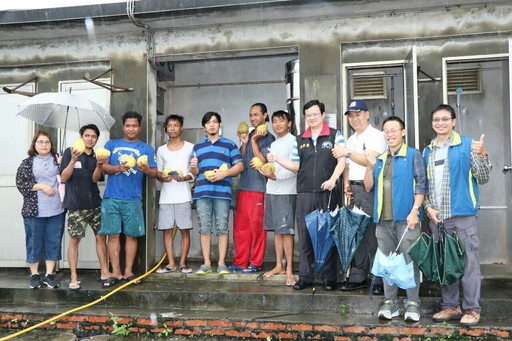 กรมประมงไต้หวันมอบส้มโอให้กับลูกเรือประมงต่างชาติที่ว่านหลี่ นครนิวไทเป เนื่องในเทศกาลไหว้พระจันทร์และขอบคุณที่มีส่วนขับเคลื่อนอุตสาหกรรมประมงของไต้หวัน (ภาพจาก กรมประมงไต้หวัน)