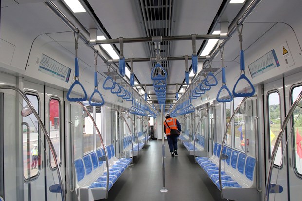 Khoang chở khách trên toa xe của tuyến metro số 1. (Ảnh: Tiến Lực/TTXVN)