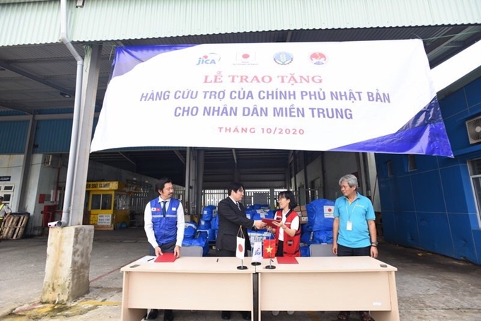 Trưởng Văn phòng Lãnh sự Nhật Bản tại Đà Nẵng bàn giao hàng viện trợ cho đại diện Tổng cục Phòng, chống thiên tai  (Ảnh: JICA)