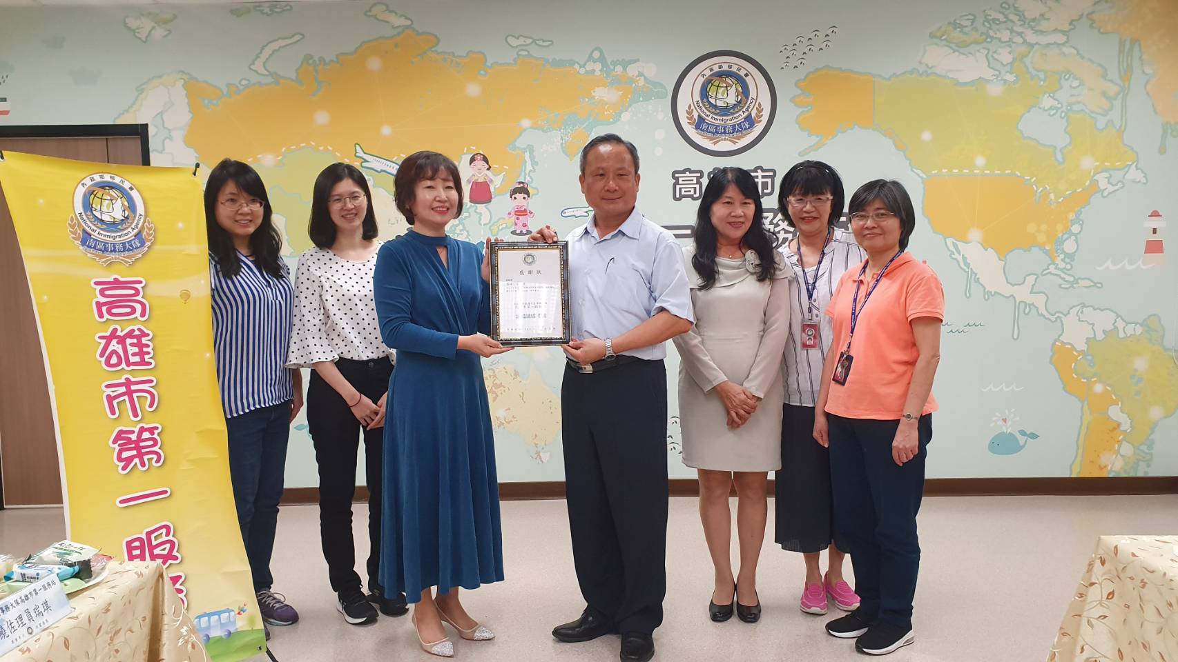 高雄市第一服務站頒贈感謝狀，表彰高雄市韓人會共同推動臺、韓文化交流及增進兩國人民情誼。