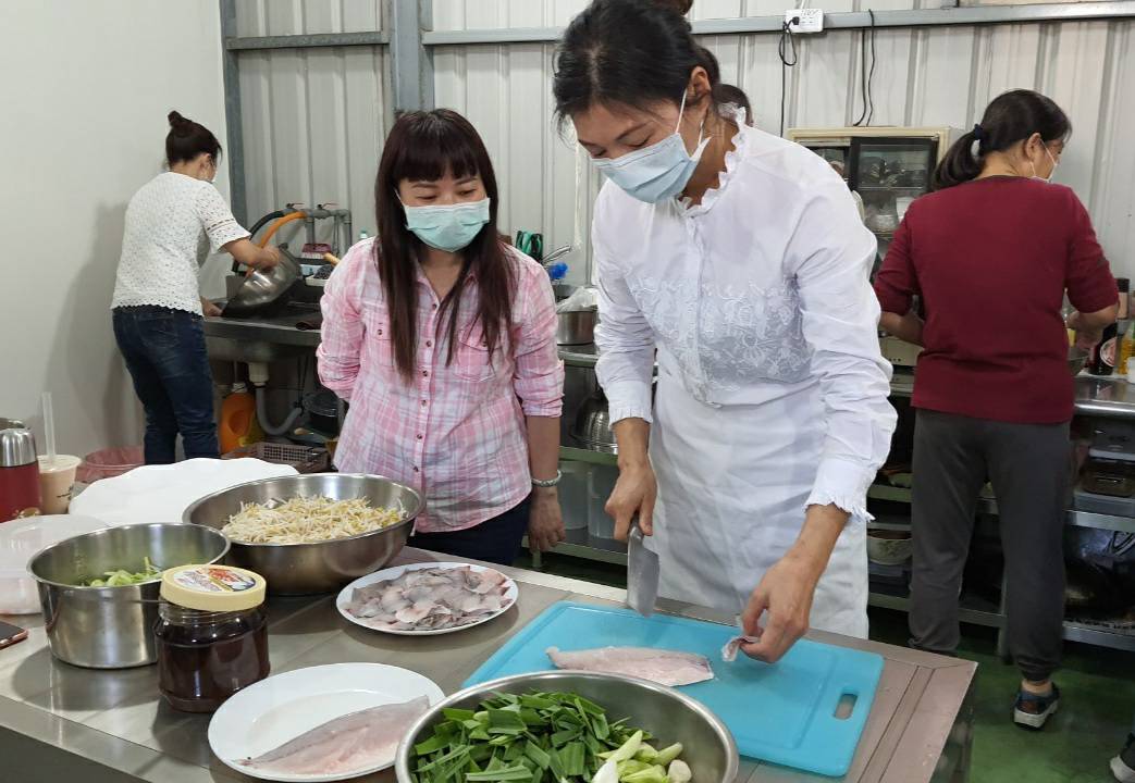 「憶之味手作醬」創辦人指導新住民料理家鄉菜的食材準備。