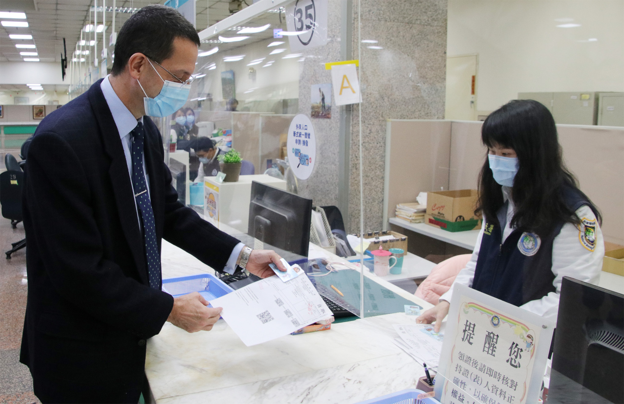 歐洲在臺商務協會執行長何飛逸領取新式外來人口統一證號居留證。