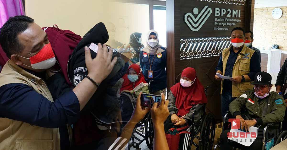 Tiga pekerja migran Indonesia kembali ke Indonesia pada tanggal 19 karena sakit dan cedera di Taiwan. Benny, Direktur Badan Perlindungan Pekerja Migran Indonesia. Sumber : suarabmi.com