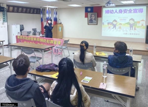 台南市警察局婦幼隊向新住民宣導救援電話 圖／台南市警察局提供