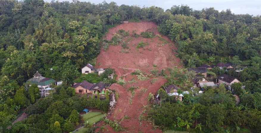 Sedikitnya empat orang tewas pada tanggal 14 Februari 2021, setelah tanah longsor melanda bagian pedesaan Nganjuk, Jawa Timur.